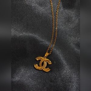 necklace in gold tong with zironia diamond